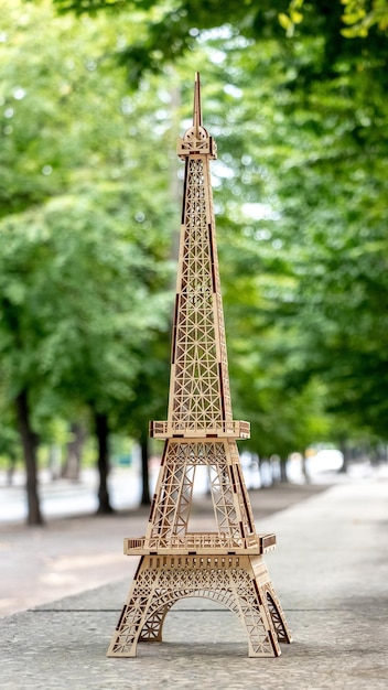 Een houten model van de Eiffeltoren in Parijs tegen de achtergrond van de natuur