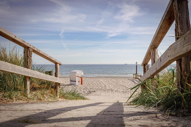 Foto een houten pad leidt over de duinen naar het strand van de oostzee