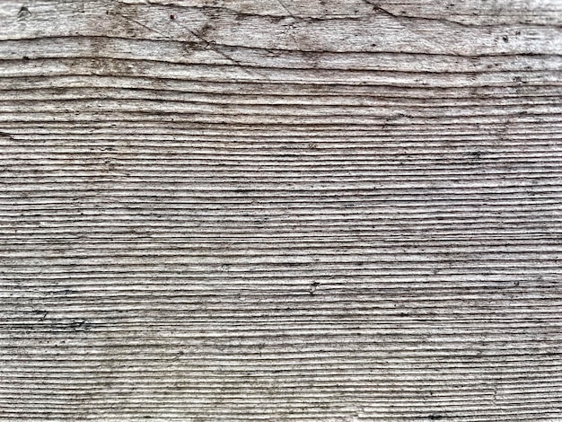 Een houten plank met een ruwe structuur.