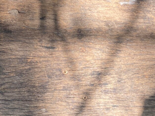 Een houten plank met spijkers erin