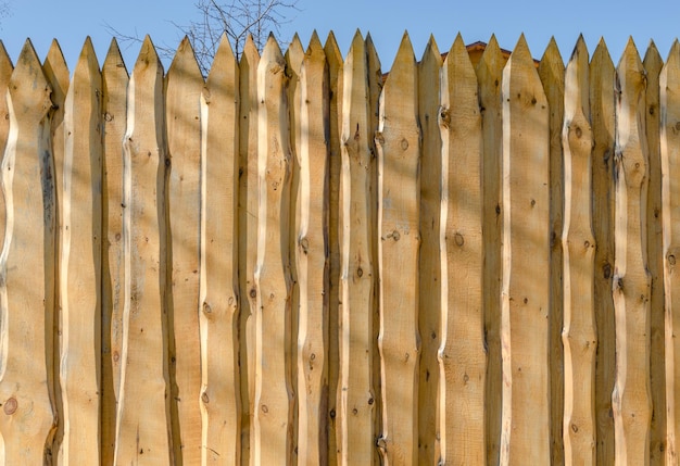 Een houten schutting gemaakt van onbehandelde planken.