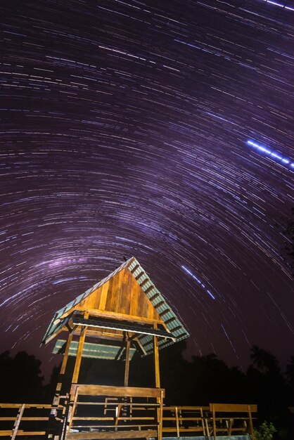 Een houten structuur met sterren en de lucht op de achtergrond