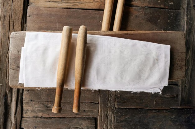 Een houten stuk gereedschap met een witte doek erop