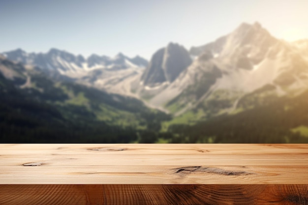 Een houten tafel met een berg op de achtergrond