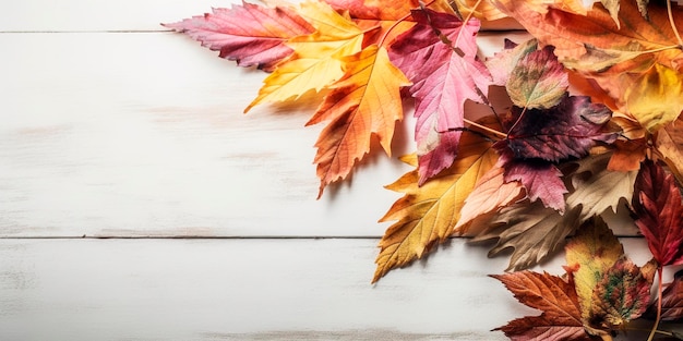 Een houten tafel met een bos herfstbladeren erop