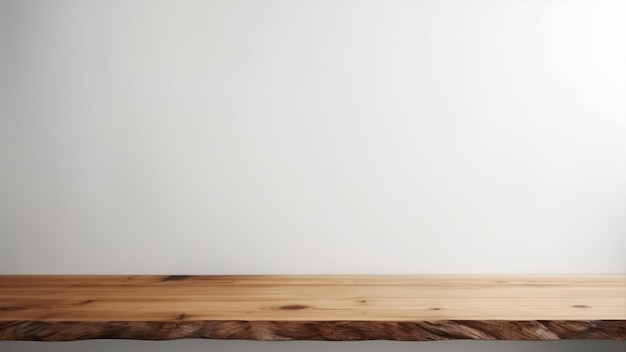 Een houten tafel met een houten plank op de vloer