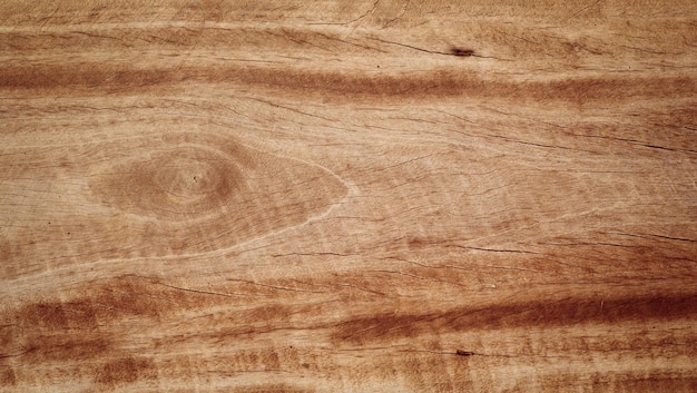 Een houten tafel met een patroon van lijnen en lijnen