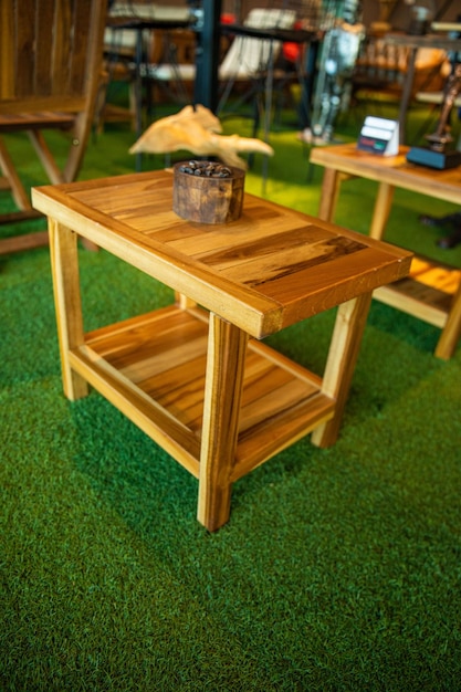 Een houten tafel met een plank erop waarop 'het woord koffie' staat