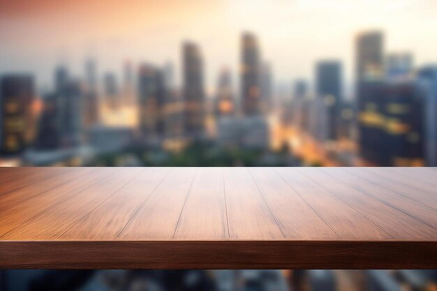 een houten tafel met een uitzicht op een stads skyline en een stad skyline