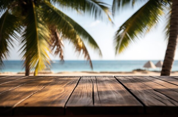 een houten tafel met palmbomen op de achtergrond