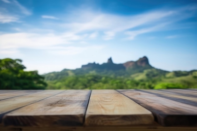 Een houten tafel met uitzicht op de bergen op de achtergrond.