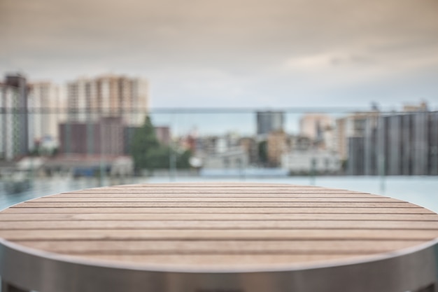 Een houten tafel met wazige achtergrond voor presentatie