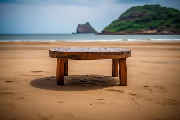 Een houten tafel op een strand met een berg op de achtergrond.