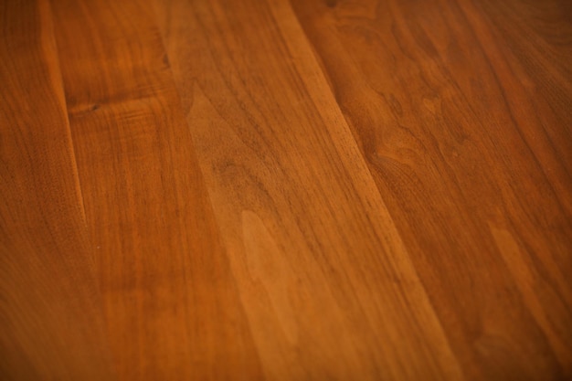 Een houten vloer met een donkerbruine kleur.