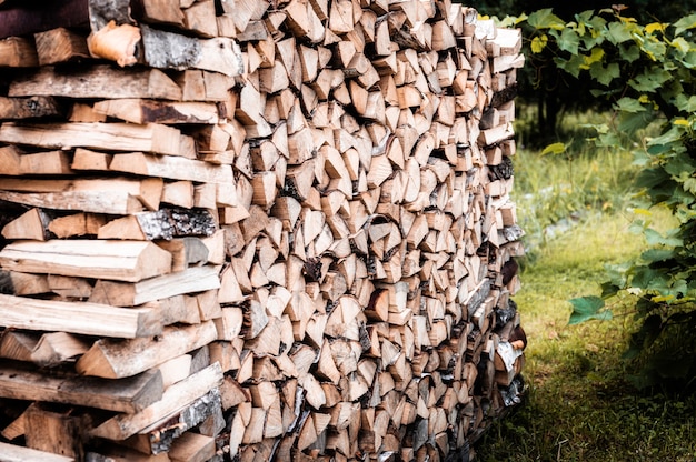 Een houtstapel met oogst- en gestapeld brandhout van gehakt hout voor het aansteken en verwarmen van het huis. brandhout van de berkenboom