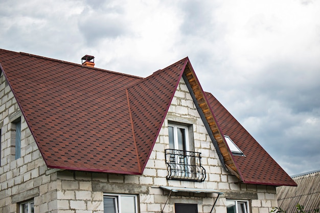 Een huis bouwen van witte gassilicaatblokken met een zacht dak