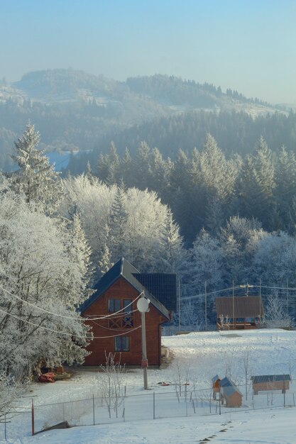 Een huis in de winterbergen