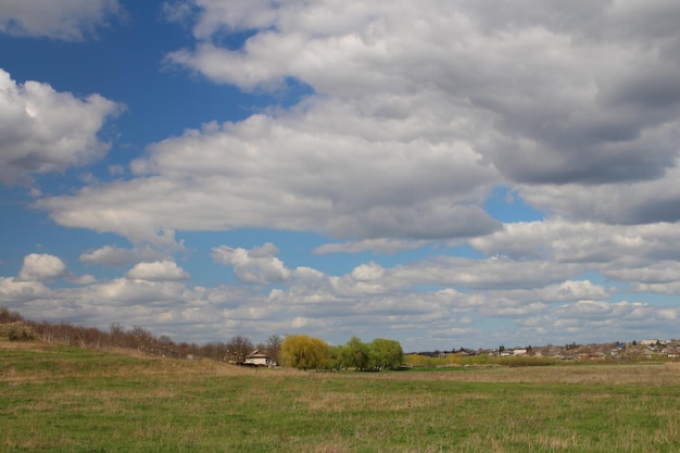 Een huis in een veld.