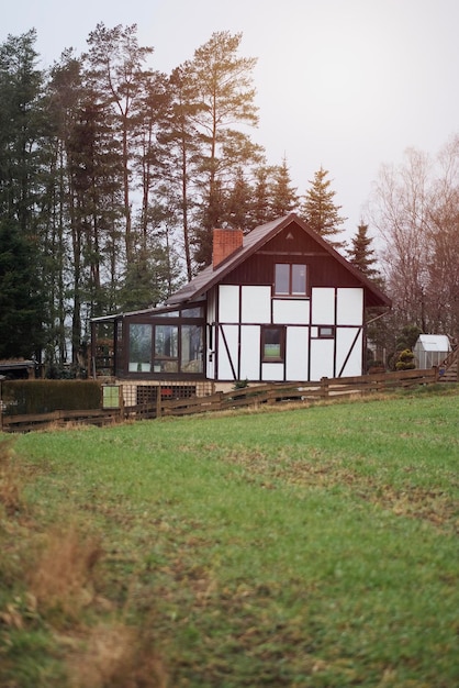 een huis in het bos