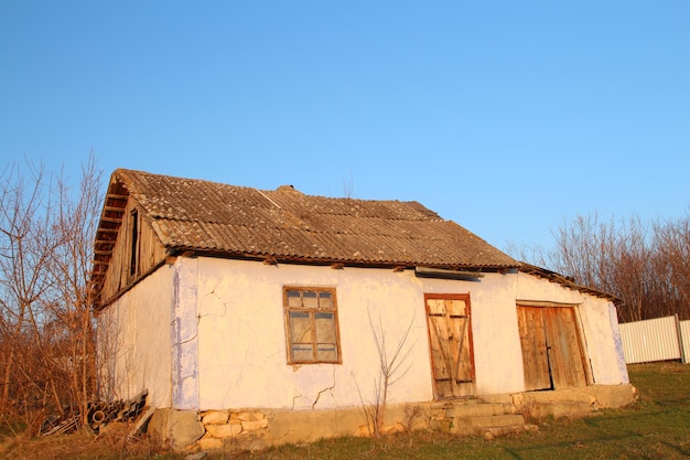 Een huis met een garage.