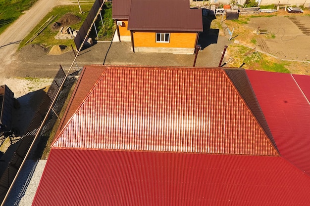 Foto een huis met een luifel over de binnenplaats dak van gegolfd metaalprofiel metalen tegels