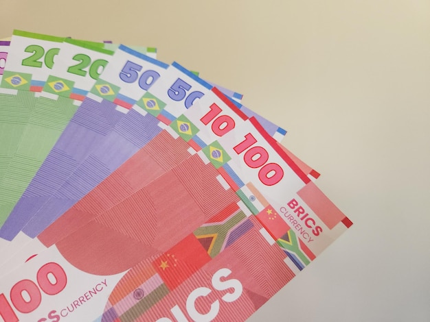 Een illustratie van de BRICS-valuta die de dominantie van de dollar zou kunnen doen wankelen