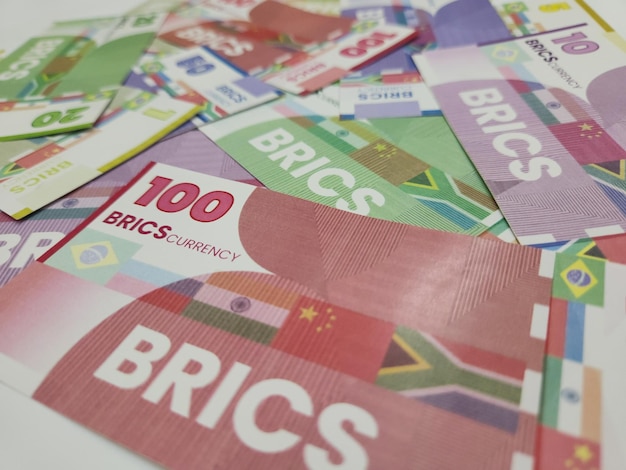 Een illustratie van de BRICS-valuta die de dominantie van de dollar zou kunnen doen wankelen