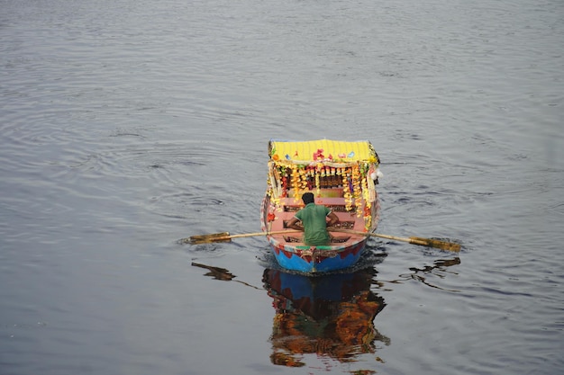 Een Indiase zeeman die op een boot vaart