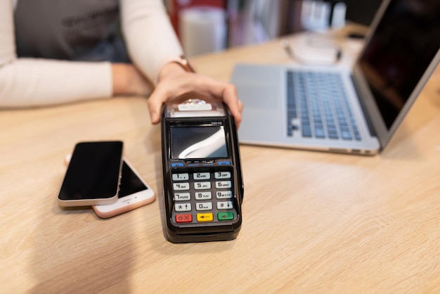 Een individuele ondernemer biedt aan om de dienst te betalen met een bankautomaat