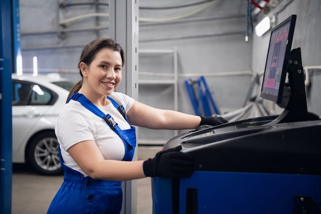 Foto een ingenieur gebruikt een computer om in een werkplaats te werken en lacht