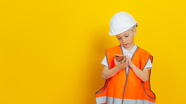 Een ingenieur voor het bouwen van kinderen gekleed in een reflecterend vest en een bouwhelm