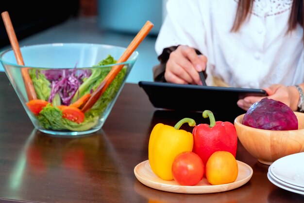 Een ingrediënt voorbereiden voor het koken van salade en gezond voedsel