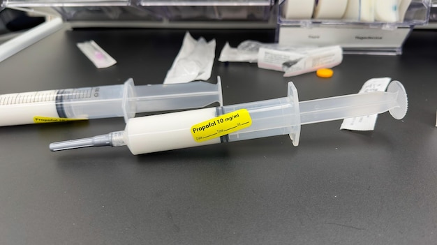 Een injectiespuit met een geel label waarop 'kikker' staat
