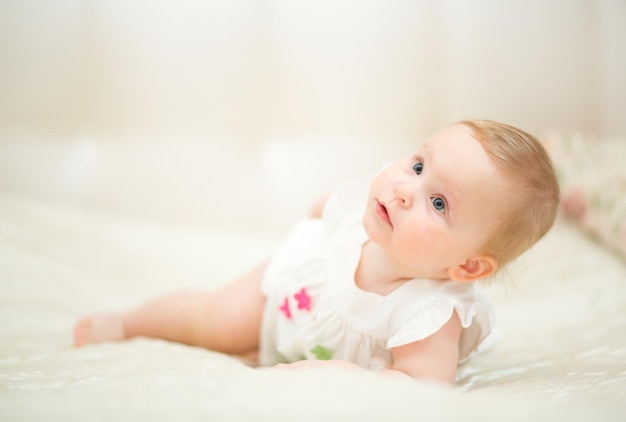 een jaar oud babymeisje op een lichte achtergrond