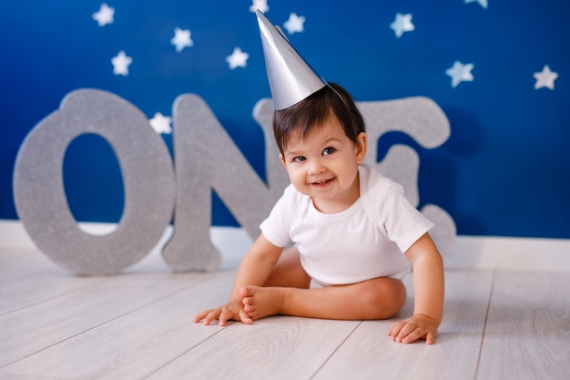 Een jaar oude babyjongen viert verjaardag