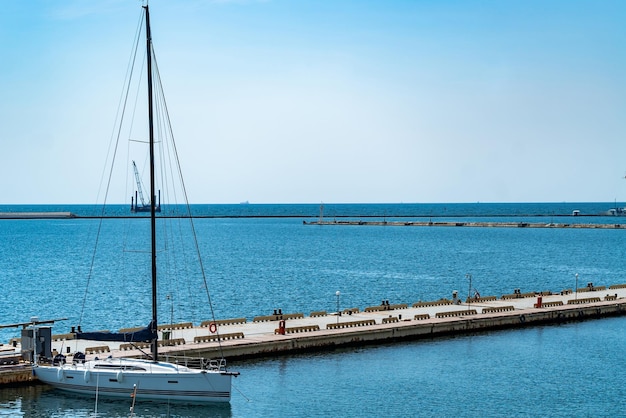 Een jacht kost ongeveer een pier in de zee in de zomer op een zonnige dag Prachtig landschap