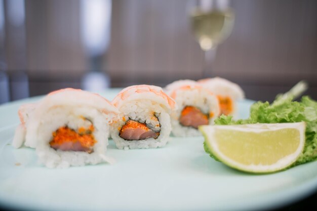 Een Japans broodje met garnalen en zalm met witte rijst