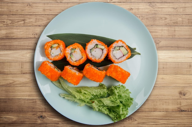 Een japans broodje met tonijn en witte rijst in tobiko kaviaar