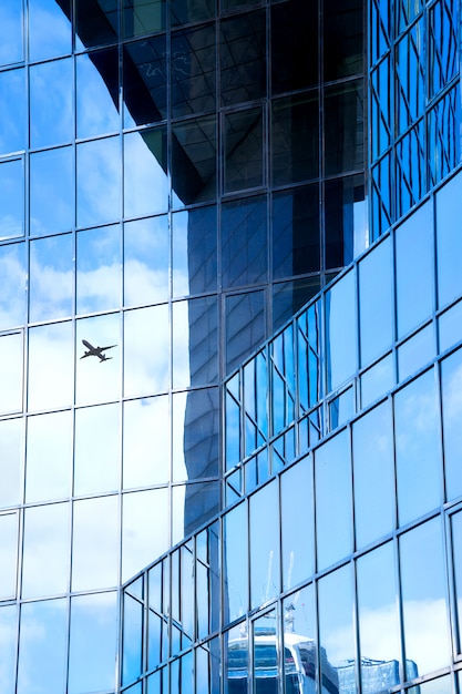 Een jetsilhouet met de achtergrond van bedrijfsbureautorens, Londen