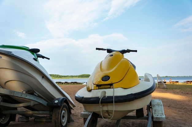 Een jetski geparkeerd op het strand tegen de achtergrond van het meer en de blauwe lucht