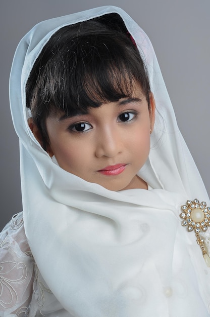 Een jong Aziatisch meisje in Javaanse traditionele kleding