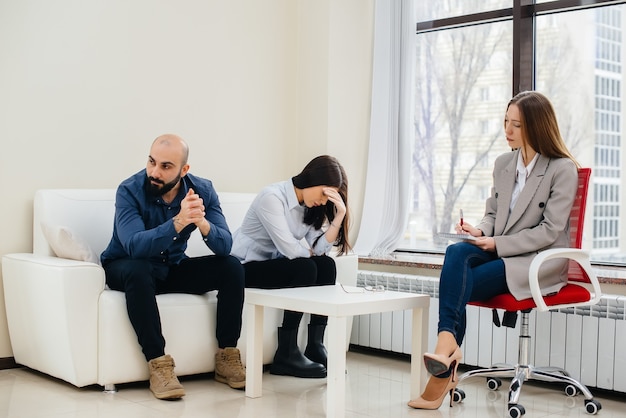 Een jong getrouwd stel van mannen en vrouwen praat tijdens een therapiesessie met een psycholoog