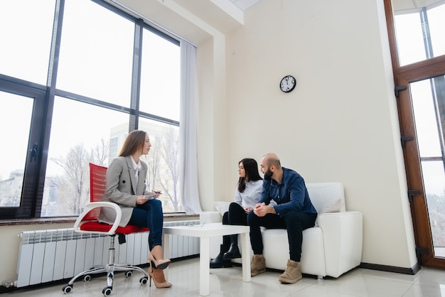 Een jong getrouwd stel van mannen en vrouwen praten met een psycholoog tijdens een therapiesessie. psychologie.