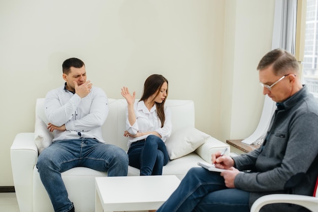 Een jong getrouwd stel van mannen en vrouwen praten met een psycholoog tijdens een therapiesessie. Psychologie.