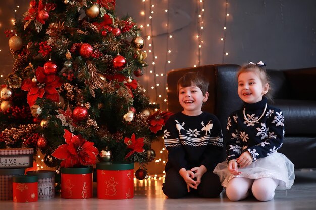 Een jong gezin met kinderen versiert het huis voor de vakantie Oudejaarsavond Wachten op het nieuwe jaar