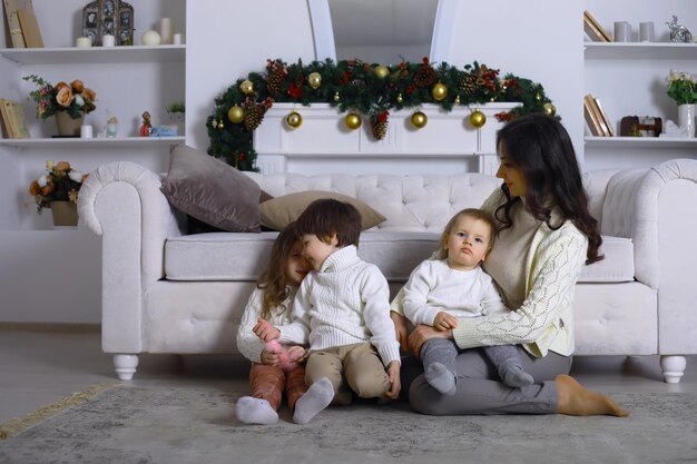 Een jong gezin met kinderen versiert het huis voor de vakantie Oudejaarsavond Wachten op het nieuwe jaar