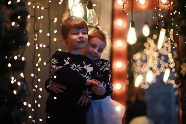 Een jong gezin met kinderen versiert het huis voor de vakantie. Oudjaarsavond. Wachten op het nieuwe jaar.