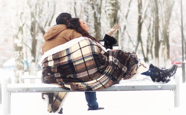 Een jong liefdevol stel op een wandeling