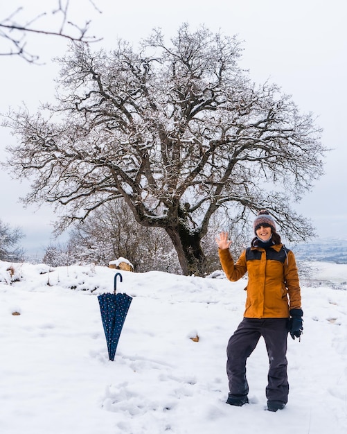 Een jong meisje geniet van veel in de winter in de sneeuw Sneeuw in de stad Opakua