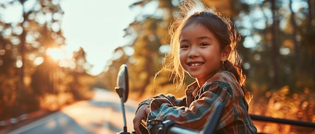 Een jong meisje glimlacht terwijl ze op een motorfiets zit